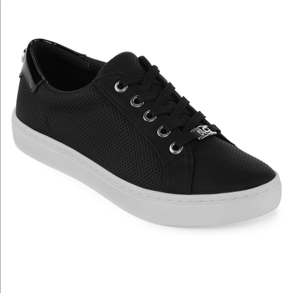 Liz Claiborne Warwick wide woman's sneaker 👟